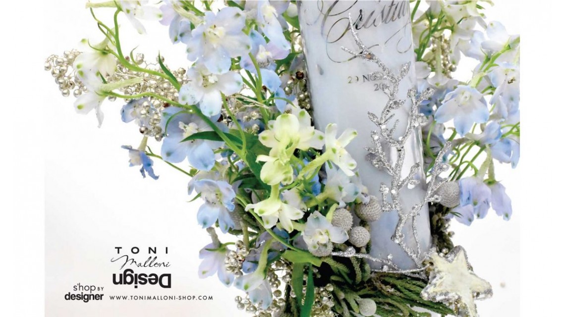 Lumanare botez scurta cu flori naturale delphinium si folie argintie personalizata 6